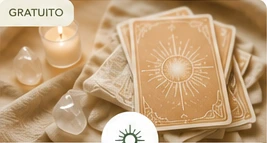 Cartas del Oráculo del Alma con luz suave, vela y cristales